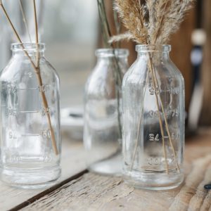 Vasen und Flaschen als Tischdeko für eure Hochzeit