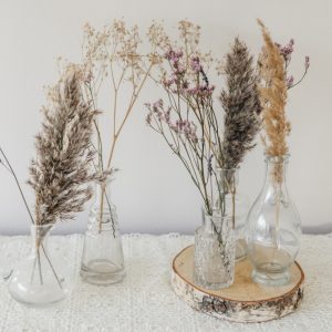 Vasen und Flaschen als Tischdeko für eure Hochzeit